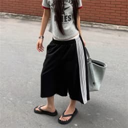 Women Side Stripes Raw Edge Wide Leg Capri Sweatpants Elastic Waist Loose Fit Baggy Cropped Casual Jogger Knee Length Trousers