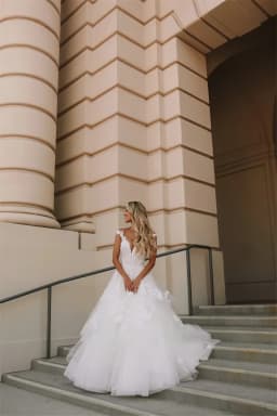 Customized Boho Tulle Wedding Dresses A Line Sleeveless Tiered Lace Appliques Bridal Gown Dress Floor Length Wedding Gowns