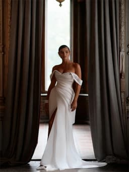 Customized Off Shoulder Sweetheaert Neckline Mermaid Satin Wedding Dress Lace-up Back Floor Length Side Slit Sweep Train Gown