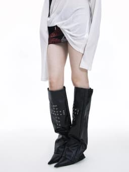 [EAM] Black Rivet Pu Leather Leg Warmers Knee Sleeve Personality Women New Fashion Tide All-match Spring Autumn 2026 1DK0291