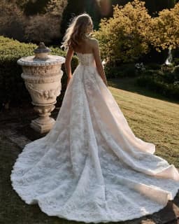 Customized Elegant Lace Tulle White Wedding Dresses for Bride Boho A-Line Bridal Dresses for Women Strapless Simple Wedding Gown