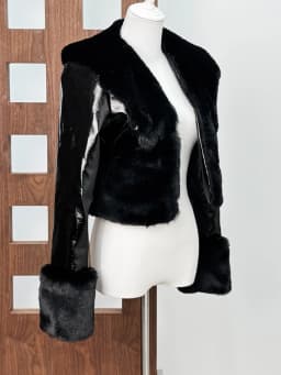 [EAM] Black Brief Short Slim Elegant Faux Fur Jacket New Lapel Long Sleeve Women Coat Fashion Tide Autumn Winter 2026 1DJ8957