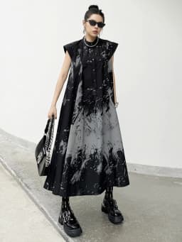 [EAM] Women Black Pattern Printed Big Size Midi Shirt Dress New Stand Collar Sleeveless Fashion Tide Spring Summer 2026 1DH5837