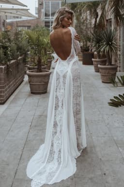 Customized Romantic Boho Long Sleeve Bride Dress Backless Beach Wedding Dress For Women Illusion Scoop Neckline Bridal Gown