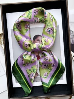 Vintage Chain Print Satin Square Scarf Soft Lightweight Women’s Fashion Accessory for Hair Neck Shawl Elegant Hair Scarf