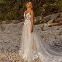 Customized Luxury Backless Wedding Dress Princess Buttons Exquisite Applique V-Neck Spaghetti Strap Gown Vestido De Novia 2023