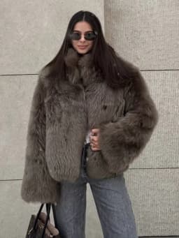 Solid Women Faux Fur Long Coat Lapel Long Sleeve Fluffy Luxury Loose Casual Outerwear 2025 Fashion Winter High Street Outwears