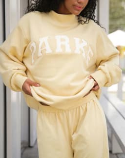 Women's Oversized Varsity Sweatshirt Mock Neck Long Sleeve Collegiate Letter Print Pullover Casual Streetwear Top