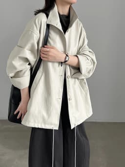 [EAM] Beige Drawstring Big Size PU Leather Jacket New Stand Collar Long Sleeve Women Coat Fashion Tide Spring Autumn 2026 1DJ949