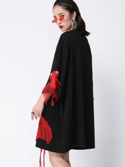 [EAM] Women Black Fish Embroidery Knee Length Big Size Dress New Round Neck Wrist Sleeve Fashion Tide Spring Autumn 2026 OA868