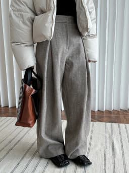 [EAM] High Waist Brown Striped Pleated Long Thick Wool Wide Leg Pants New Trousers Women Fashion Tide Autumn Winer 2026 1DH7548