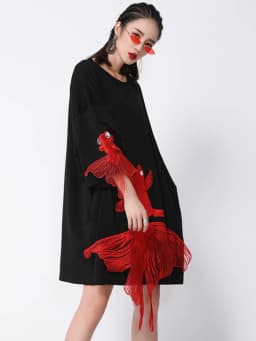 [EAM] Women Black Fish Embroidery Knee Length Big Size Dress New Round Neck Wrist Sleeve Fashion Tide Spring Autumn 2026 OA868