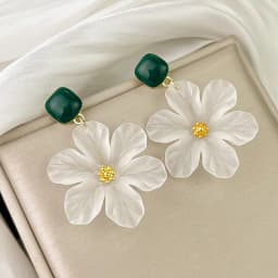 Korean Style Small Daisy Flower Ear Clip Earrings Spring Simple White Purple Petal Flower No Piercing Clip Earrings for Women