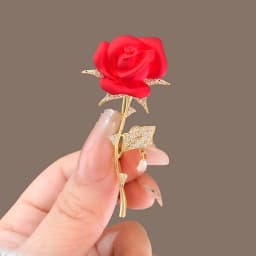 Green Red Crystal Rhinestone Four-Leaf Clover Flower Brooches Lapel Pins Jewelry Clothing Accessories Brooch for Women 2024