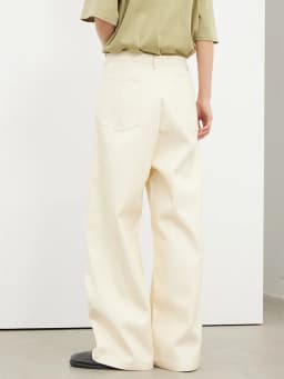 [EAM] High Waist Black Pleated Button Long Wide Leg Pants New Loose Fit Trousers Women Fashion Tide Spring Autumn 2026 1DF8330