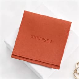 50pcs SHEEPSEW Microfiber Jewellery Envelope Pouches Custom Deboss Logo Multi Colors Jewelry Packaging Bag For Bridesmaid