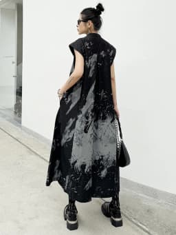 [EAM] Women Black Pattern Printed Big Size Midi Shirt Dress New Stand Collar Sleeveless Fashion Tide Spring Summer 2026 1DH5837