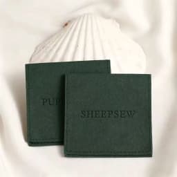 50pcs SHEEPSEW Microfiber Jewellery Envelope Pouches Custom Deboss Logo Multi Colors Jewelry Packaging Bag For Bridesmaid