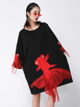 [EAM] Women Black Fish Embroidery Knee Length Big Size Dress New Round Neck Wrist Sleeve Fashion Tide Spring Autumn 2026 OA868