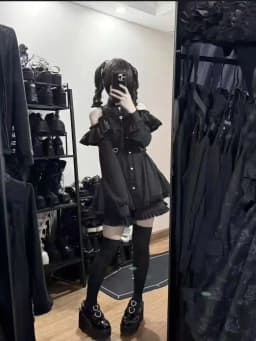 Jirai Kei Black Off Shoulder Mini Dress Women‘s Long Sleeve Ruffle Lace Trim Button Front High Waist Gothic Date Night Outfit