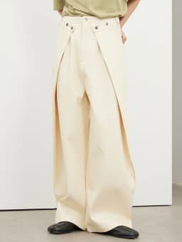 [EAM] High Waist Black Pleated Button Long Wide Leg Pants New Loose Fit Trousers Women Fashion Tide Spring Autumn 2026 1DF8330