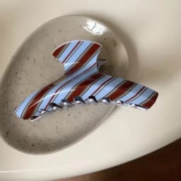 1pc Retro winter blue and brown striped hair claw, high-end niche back-of-head shark clip, minimalist elegant bun hair clip.