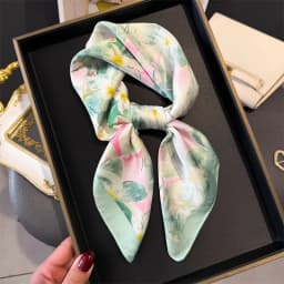 2024 Luxury Floral Print 70cm Square Silk Scarf Women Designer Scarves Bandana Foulard Shawl Hijab Echarpe Hairband Tie Ribbon