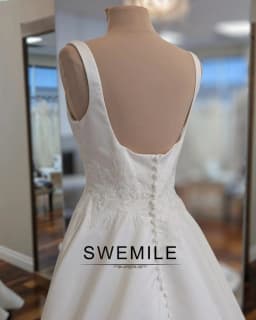SWEMILE Trendy A-line Wedding Dresses for Bride O Neck Appliques Satin Sleeveless Button Vestidos De Novia Plus Size Customized