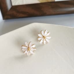 Korean Style Small Daisy Flower Ear Clip Earrings Spring Simple White Purple Petal Flower No Piercing Clip Earrings for Women