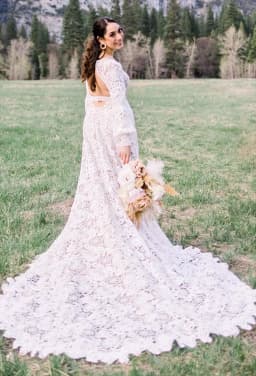 Boho Long Sleeve Lace Bohemian Wedding Dress Deep V Open Back Bridal Gown Scalloped Train Country Rustic Outdoor Dresses