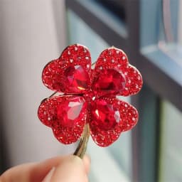 Green Red Crystal Rhinestone Four-Leaf Clover Flower Brooches Lapel Pins Jewelry Clothing Accessories Brooch for Women 2024