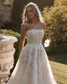 Customized Elegant Lace Tulle White Wedding Dresses for Bride Boho A-Line Bridal Dresses for Women Strapless Simple Wedding Gown
