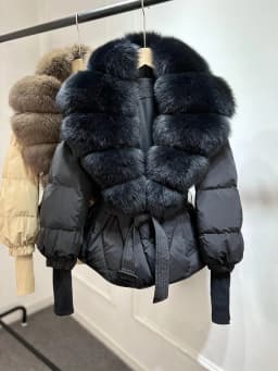 2025 New Winter Large Real Fox Fur Collar Puffer Down Jacket Women Knitted Sleeves Slim Casual White Duck Down Coat Short Parka