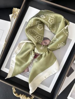 Vintage Chain Print Satin Square Scarf Soft Lightweight Women’s Fashion Accessory for Hair Neck Shawl Elegant Hair Scarf