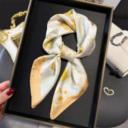 2024 Luxury Floral Print 70cm Square Silk Scarf Women Designer Scarves Bandana Foulard Shawl Hijab Echarpe Hairband Tie Ribbon