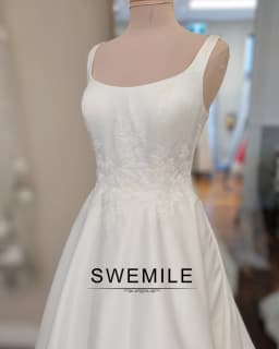 SWEMILE Trendy A-line Wedding Dresses for Bride O Neck Appliques Satin Sleeveless Button Vestidos De Novia Plus Size Customized