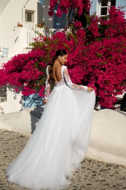 Customized Long Sleeve O-Neck Wedding Dresses Lace Applique Backless A-Line Bridal Gown Tulle Elegant Court Train Wedding Gown