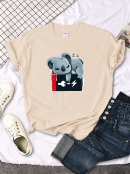 T-Shirts Cat Is Looking At The Cup Lovely Printed T Shirt For Woman Goth Korean Style Women Clothes Funny Vintage Womens Tshirt