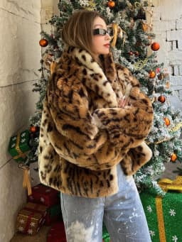 Lautaro Winter Short Thick Warm Leopard Print Faux Fur Coat Women with Hood Raglan Long Sleeve Hot Girl Loose Soft Fluffy Jacket