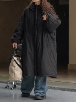 [EAM] Black Big Size Long Cotton-padded Coat Long Sleeve Loose Fit Women Parkas Fashion Tide New Autumn Winter 2026 1DH2804
