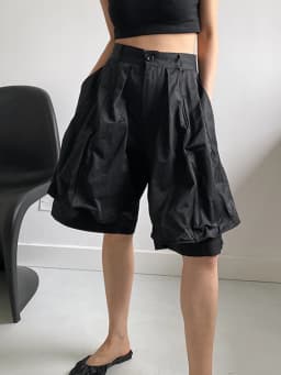 [EAM] High Waist Black Pleated Shaped Knee Length Pants New Loose Fit Trousers Women Fashion Tide Spring Summer 2026  1DF9708