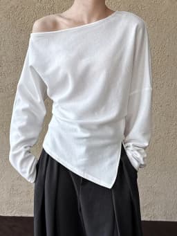 [EAM] Black Irregular Pleated Sweatshirt New Skew Collar Long Sleeve Women Big Size Fashion Tide Spring Autumn 2026 1DJ0195