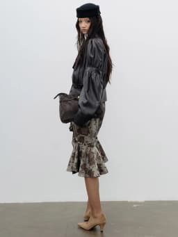 [EAM] Vintage PU Leather Cropped Jacket New Lapel Long Puff Bubble Sleeve Women Coat Fashion Tide Spring Autumn 2026 1DJ9713