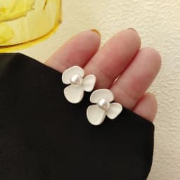 Korean Style Small Daisy Flower Ear Clip Earrings Spring Simple White Purple Petal Flower No Piercing Clip Earrings for Women