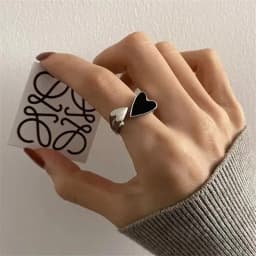Vintage Unique Heart Motif Ring Texture Hollowed-Out Rings for Women Silver Color Temperament Jewelry Gift Daily Wear