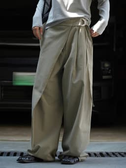[EAM] High Waist Army Green Irregular Pleated Long Wide Leg Pants New Trousers Women Fashion Tide Spring Autumn 2026 1DJ4101