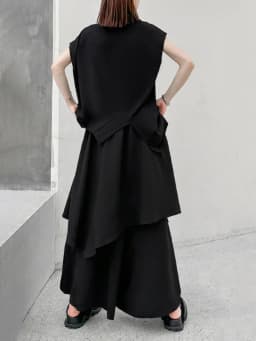 [EAM] High Elastic Waist Black Striped Irregular Wide Leg Pants New Loose Fit Trousers Women Fashion Spring Autumn 2026 1DF7892