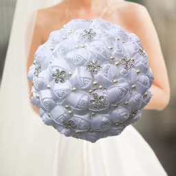 17design New White Wedding Bride Holding Flowers Artificial Bouquet Ribbon Rhinestone Pearl Bouquet Decoration Bride Groom Dance