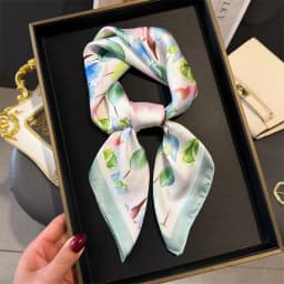 2024 Luxury Floral Print 70cm Square Silk Scarf Women Designer Scarves Bandana Foulard Shawl Hijab Echarpe Hairband Tie Ribbon