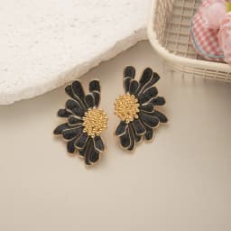 White Pink Color Metal Petal Stud Earrings for Women Personality Fashion Flower Earrings pendientes mujer
